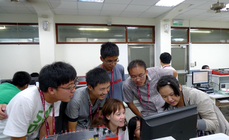 西瓜视频
学生与逢甲大学学生探讨手动实验