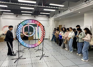 一群人站在门口AI 生成的内容可能不正确。