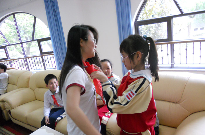 小学生为西瓜视频
志愿者系红领巾