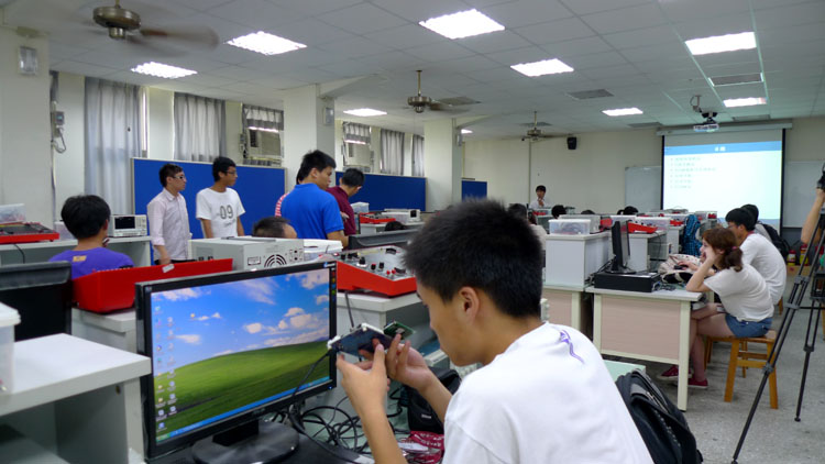 西瓜视频
学生在逢甲大学参加“手动实验”