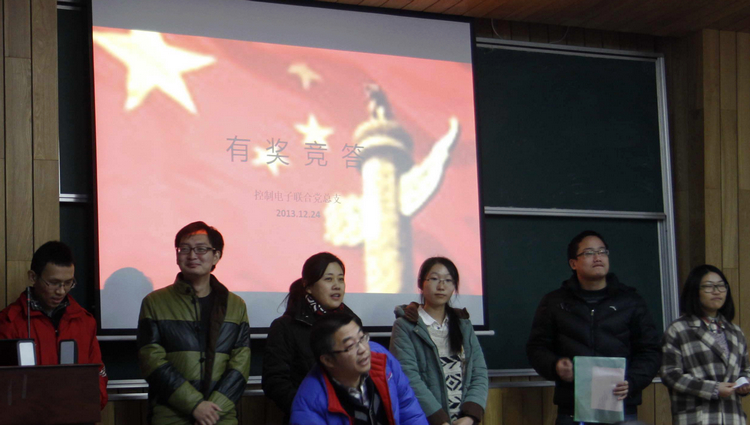 同学们上台领奖