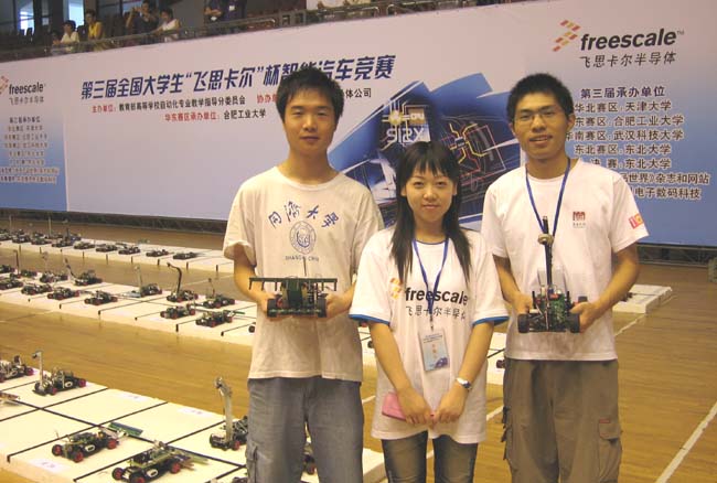 西瓜视频
师生在比赛现场内合影留念