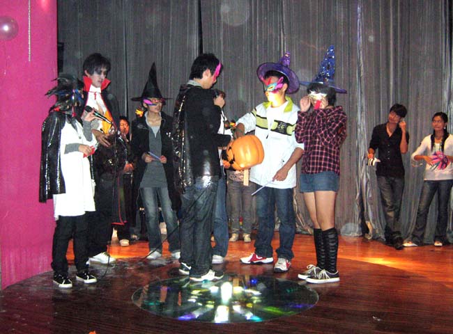 “万圣节”假面舞会图(3)